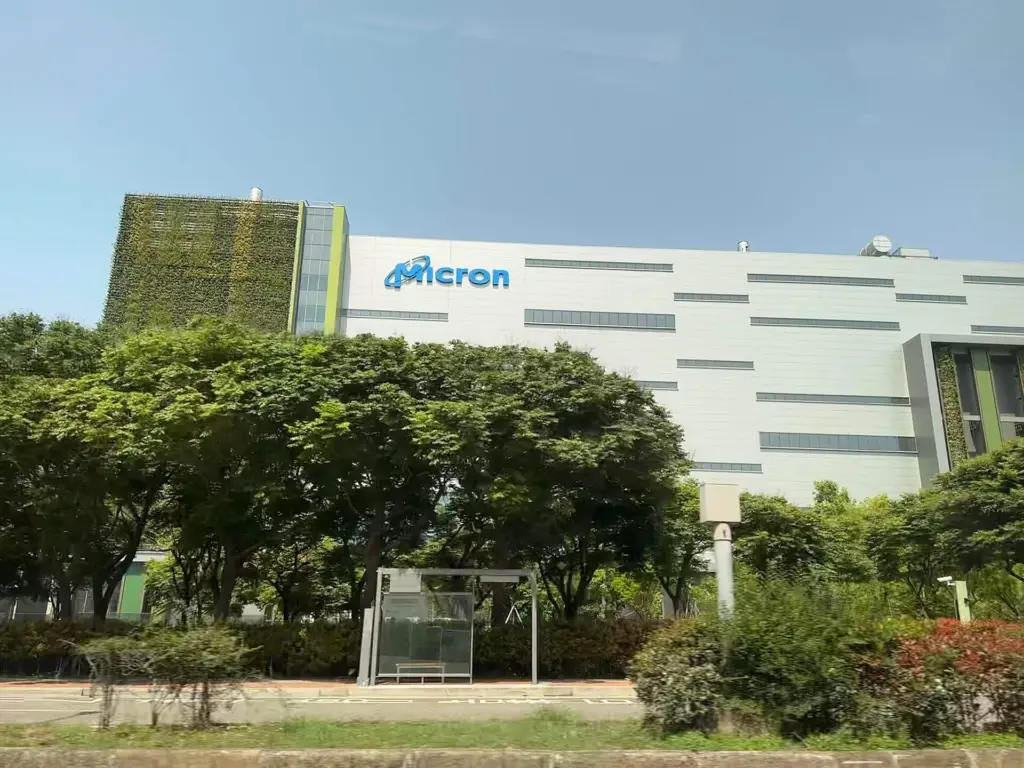 Micron (MU) Stock Prediction: $1,500 Bull vs $560 Bear